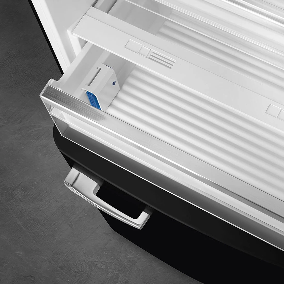 Smeg FAB38 50's Style 481L Retro Refrigerator Right Hand Hinge Black Smeg FAB38 50's Style 481L Retro Refrigerator Right Hand Hinge Black -Cook & Bathe FAB38RBL5AU 5