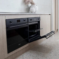 Smeg Classic Galileo Pyrolytic Steam 40 Oven Compact Screen Matte Black 60cm 2 Smeg Classic Galileo Pyrolytic Steam 40 Oven Compact Screen Matte Black 60cm -Cook & Bathe SOPA6302S2PN Lifestyle2 23JamesSt web