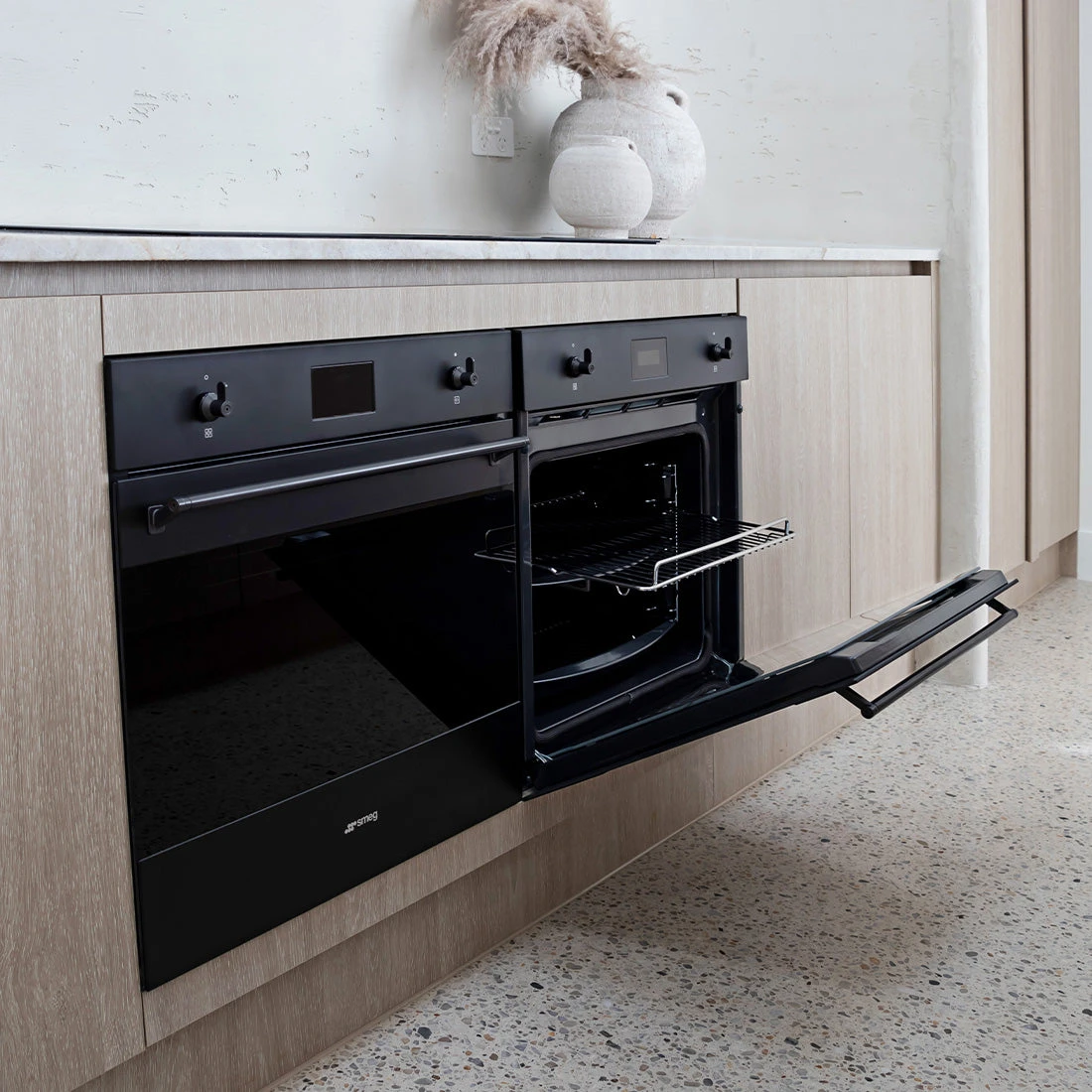 Smeg Classic Galileo Pyrolytic Steam 40 Oven Compact Screen Matte Black 60cm Smeg Classic Galileo Pyrolytic Steam 40 Oven Compact Screen Matte Black 60cm -Cook & Bathe SOPA6302S2PN Lifestyle2 23JamesSt web